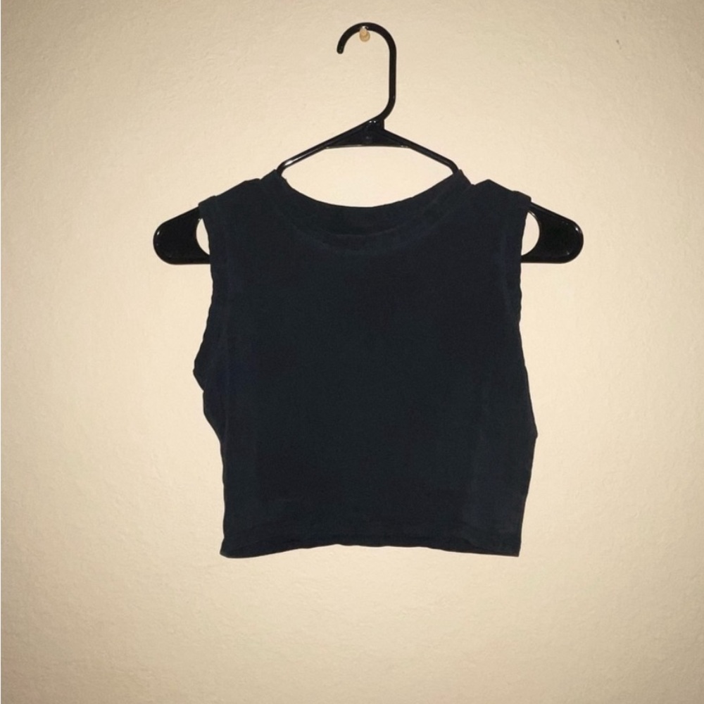 Capsule closet! Black and muave crop tank.
